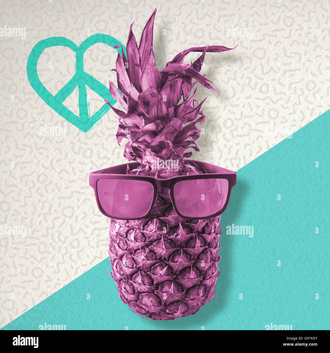 Glückliche Sommer Konzept, lustige Ananas Frucht mit Retro-Hipster-Sonnenbrille auf farbigen Hintergrund mit Symbol der Liebe und des Friedens. Stockfoto