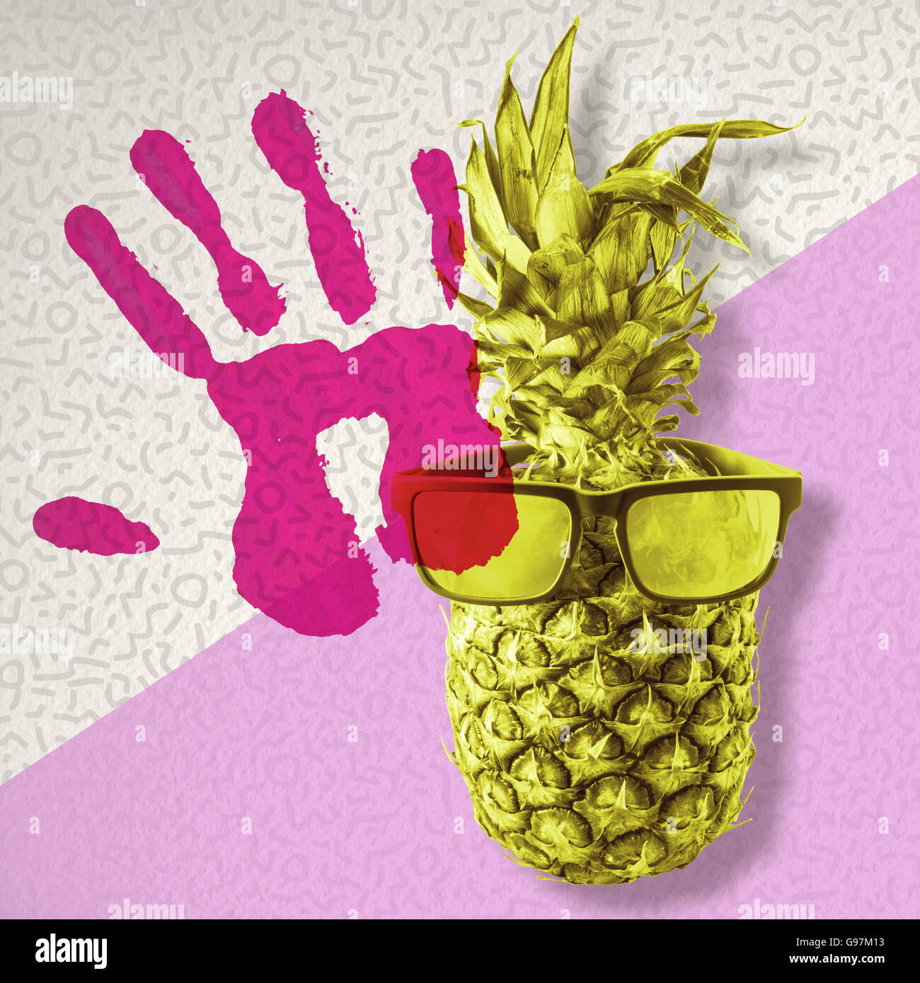 Glückliche Sommer Konzept, Ananas Frucht mit Retro-Hipster-Sonnenbrille auf farbigen Hintergrund mit print Handsymbol Spaß. Stockfoto