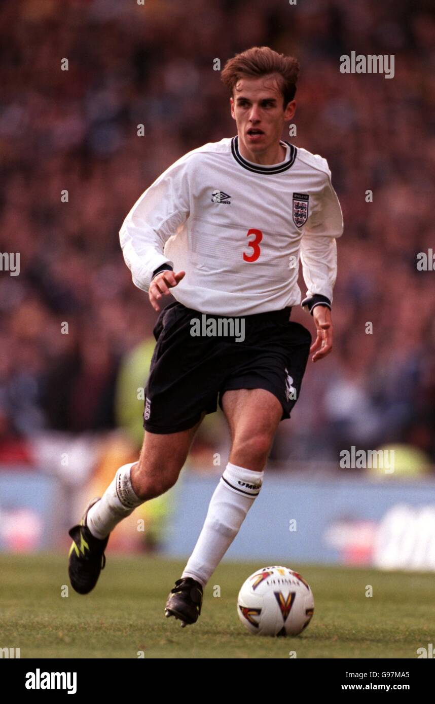 Fußball - Euro 2000 Qualifikation - Play Off First Leg - Schottland gegen England. Philip Neville, England Stockfoto