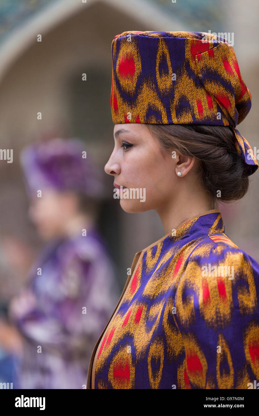 Model präsentiert traditionelle usbekische Hüte und Kleidung in einer Modenschau in Buchara, Usbekistan. Stockfoto
