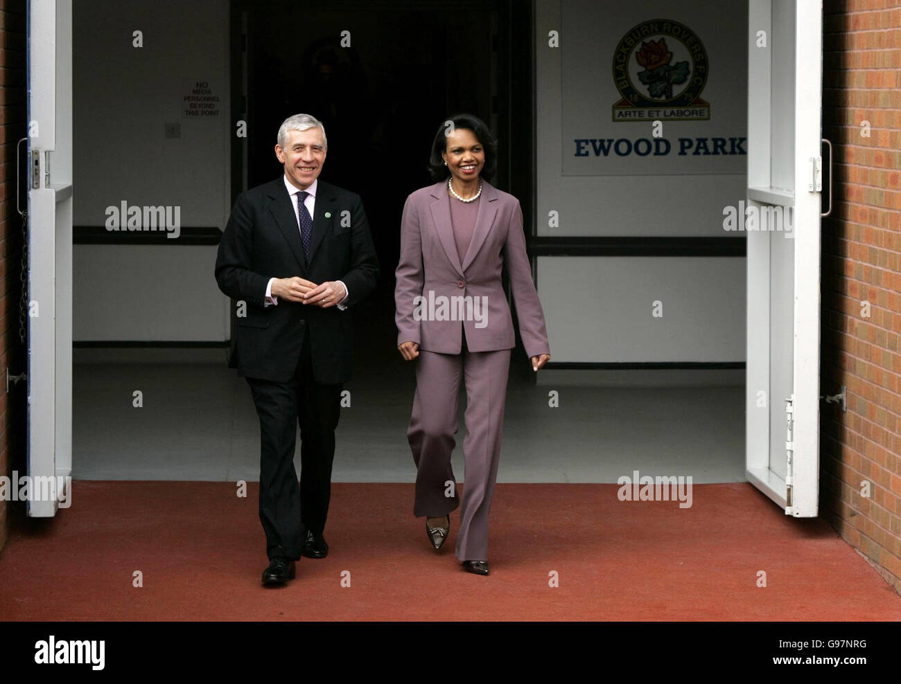 US-Außenministerin Condoleezza Rices, Mitte, lacht, als sie am Freitag, den 31. März 2006, mit dem Manager von Blackburn Rovers, Mark Hughes, rechts, und dem US-Torwart des Clubs, Brad Friedel, links, im Ewood Park-Stadion des Clubs in Blackburn, Nordengland, spricht. Auf Einladung des britischen Außenministers Jack Straw besucht Reis Großbritannien für vier Tage, nachdem er letztes Jahr ihren Heimatstaat Alabama besucht hatte. Blackburn ist der Wahlkreis von Jack Straw. DRÜCKEN SIE VERBANDSFOTO. Der Bildnachweis sollte lauten: Matt Dunham/AP/Pool/PA Stockfoto