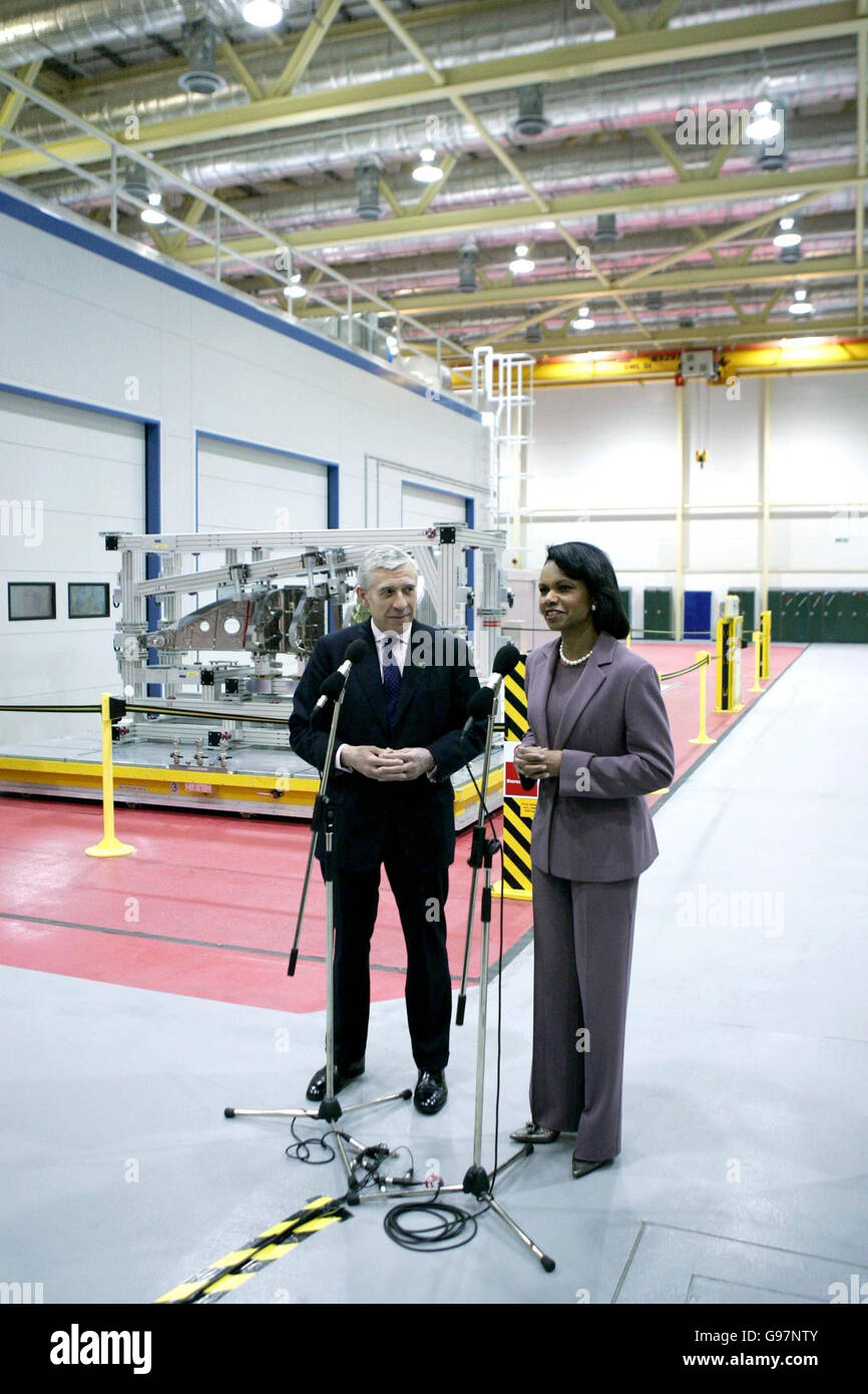 Die US-Außenministerin Condoleezza Rite (rechts) und der britische Außenminister Jack Straw sprechen bei ihrem Besuch in den Räumlichkeiten der Verteidigungsgruppe BAE Systems in der Nähe von Blackburn, Nordengland, am Freitag, 31. März 2006, mit den Medien. Auf Einladung von Straw besucht Reis Großbritannien für vier Tage, nachdem er letztes Jahr ihren Heimatstaat Alabama besucht hatte. Blackburn ist der Wahlkreis von Jack Straw. DRÜCKEN SIE VERBANDSFOTO. Der Bildnachweis sollte lauten: Matt Dunham/AP/Pool/PA Stockfoto