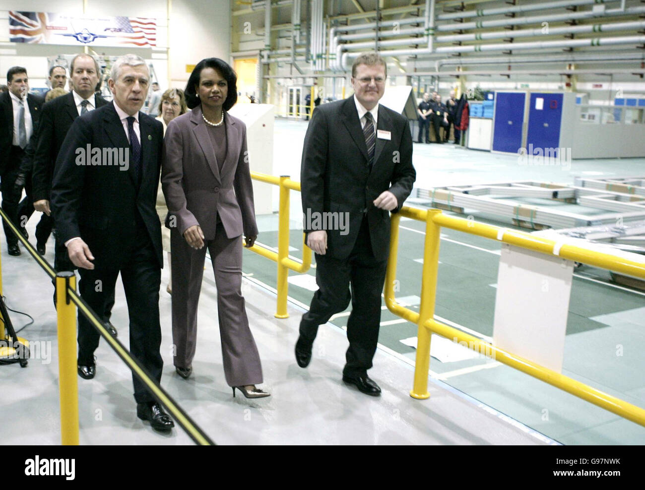 Die US-Außenministerin Condoleezza Reis, Mitte, und der britische Außenminister Jack Straw, links, gehen durch die Räumlichkeiten der Verteidigungsgruppe BAE Systems in der Nähe von Blackburn, Nordengland, Freitag, 31. März 2006. Auf Einladung von Straw besucht Reis Großbritannien für vier Tage, nachdem er letztes Jahr ihren Heimatstaat Alabama besucht hatte. Blackburn ist der Wahlkreis von Jack Straw. DRÜCKEN SIE VERBANDSFOTO. Der Bildnachweis sollte lauten: Matt Dunham/AP/Pool/PA Stockfoto