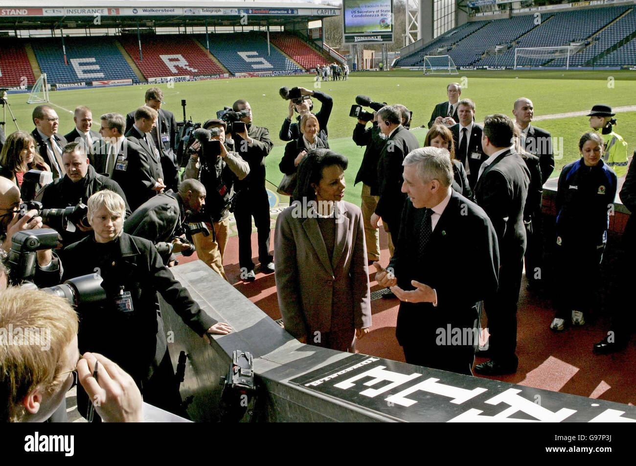 US-Außenministerin Condoleezza Rize, Mitte links, spricht mit dem britischen Außenminister Jack Straw, Mitte rechts, am Freitag, 31. März 2006, im Fußballstadion der Blackburn Rovers, Ewood Park in Blackburn, Nordengland. Auf Einladung von Straw besucht Reis das Vereinigte Königreich für vier Tage, nachdem er letztes Jahr ihren Heimatstaat Alabama besucht hatte. Blackburn ist der Wahlkreis von Jack Straw. DRÜCKEN SIE VERBANDSFOTO. Der Bildnachweis sollte lauten: Matt Dunham/AP/Pool/PA Stockfoto