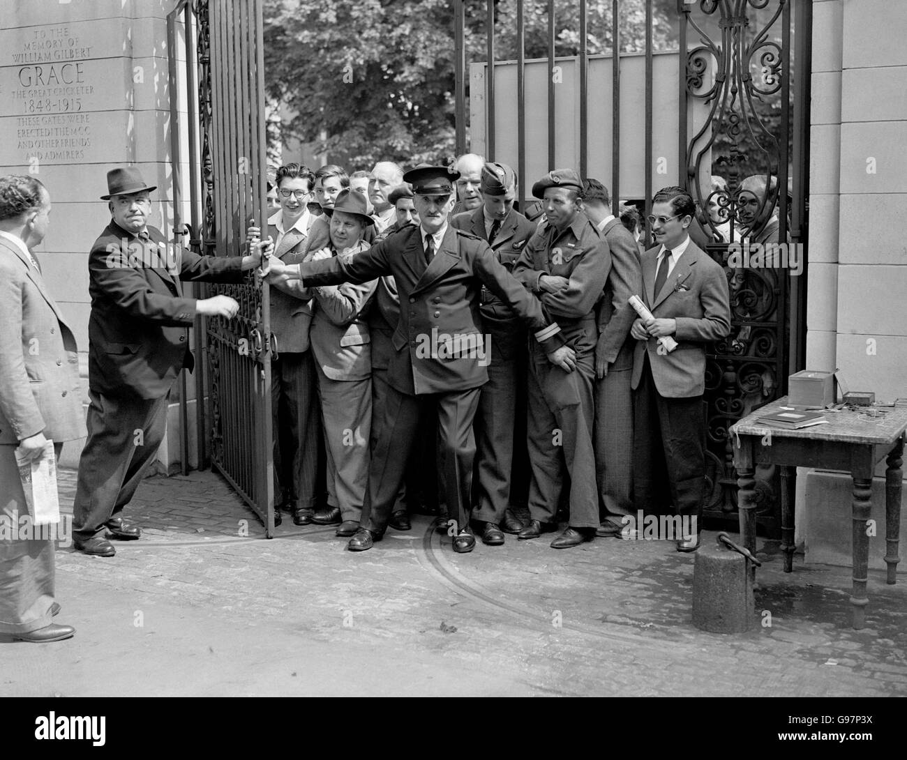 Die Beamten des Herrn halten Zuschauer zurück, die versuchten, die Tore der Gnade zu öffnen, nachdem sie aufgrund des enormen Interesses an dem Spiel ausgesperrt wurden. Stockfoto