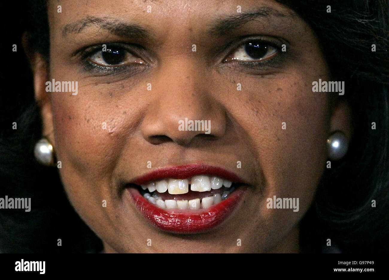 US-Außenministerin Condoleezza Rize hält am Freitag, den 31. März 2006, einen Vortrag im Ewood Park, dem Stadion der Fußballmannschaft Blackburn Rovers in Blackburn, Nordengland. Auf Einladung von Straw besucht Reis das Vereinigte Königreich für vier Tage, nachdem er letztes Jahr ihren Heimatstaat Alabama besucht hatte. Blackburn ist der Wahlkreis von Jack Straw. DRÜCKEN SIE VERBANDSFOTO. Der Bildnachweis sollte lauten: Matt Dunham/AP/Pool/PA Stockfoto