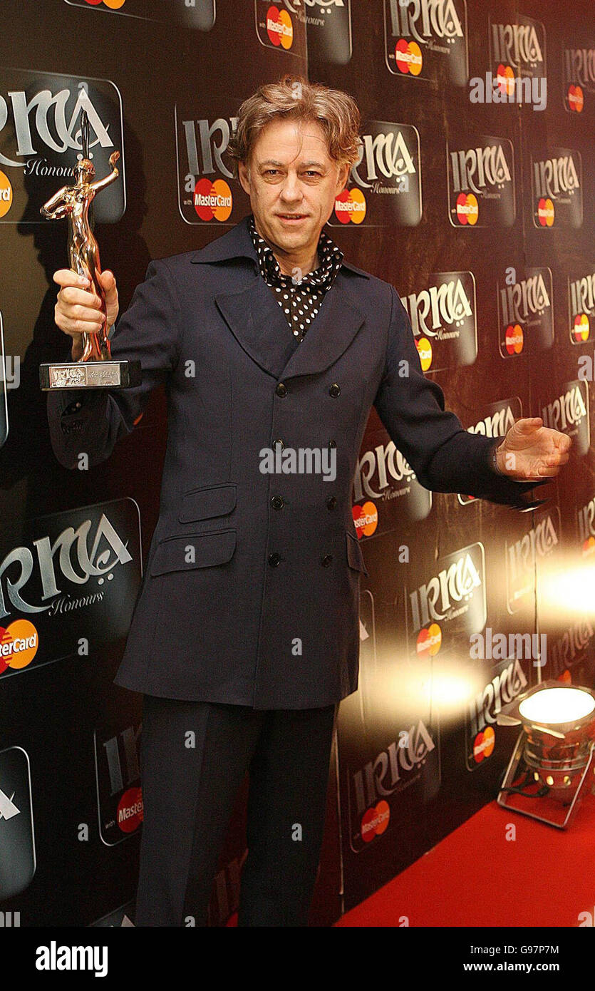 Bob Geldof hat seinen Irish Recorded Music Association (IRMA) Music Award verliehen, den ihm der U2-Sänger Bono am Freitag, den 31. März 2006, im City West Hotel in Dublin überreichte. Achten Sie auf die PA Story SHOWBIZ Awards in Irland. DRÜCKEN SIE VERBANDSFOTO. Der Bildnachweis sollte lauten: Niall Carson/PA. Stockfoto