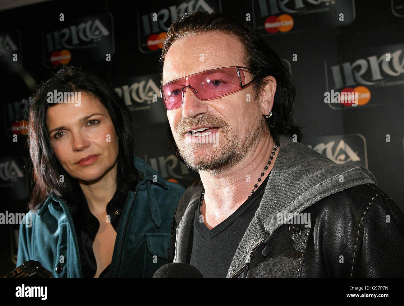 U2-Sänger Bono mit seiner Frau Ali, bevor er Bob Geldof am Freitag, den 31. März 2006, seinen Irish Recorded Music Association (IRMA) Music Award im City West Hotel in Dublin überreichte. Achten Sie auf die PA Story SHOWBIZ Awards in Irland. DRÜCKEN SIE VERBANDSFOTO. Der Bildnachweis sollte lauten: Niall Carson/PA. Stockfoto