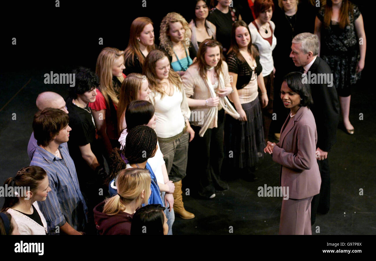 Die US-Außenministerin Condoleezza Rill (unten rechts) und der britische Außenminister Jack Straw treffen sich am Freitag, den 31. März 2006, während des Besuchs von Dr. Ris in der Region auf Einladung von Herrn Straw in Liverpool mit dem LIPA Gospel Choir. Siehe PA Geschichte POLITIK Reis. DRÜCKEN SIE VERBANDSFOTO. Der Bildnachweis sollte lauten: Matt Dunham/AP/WPA Rota/PA. Stockfoto