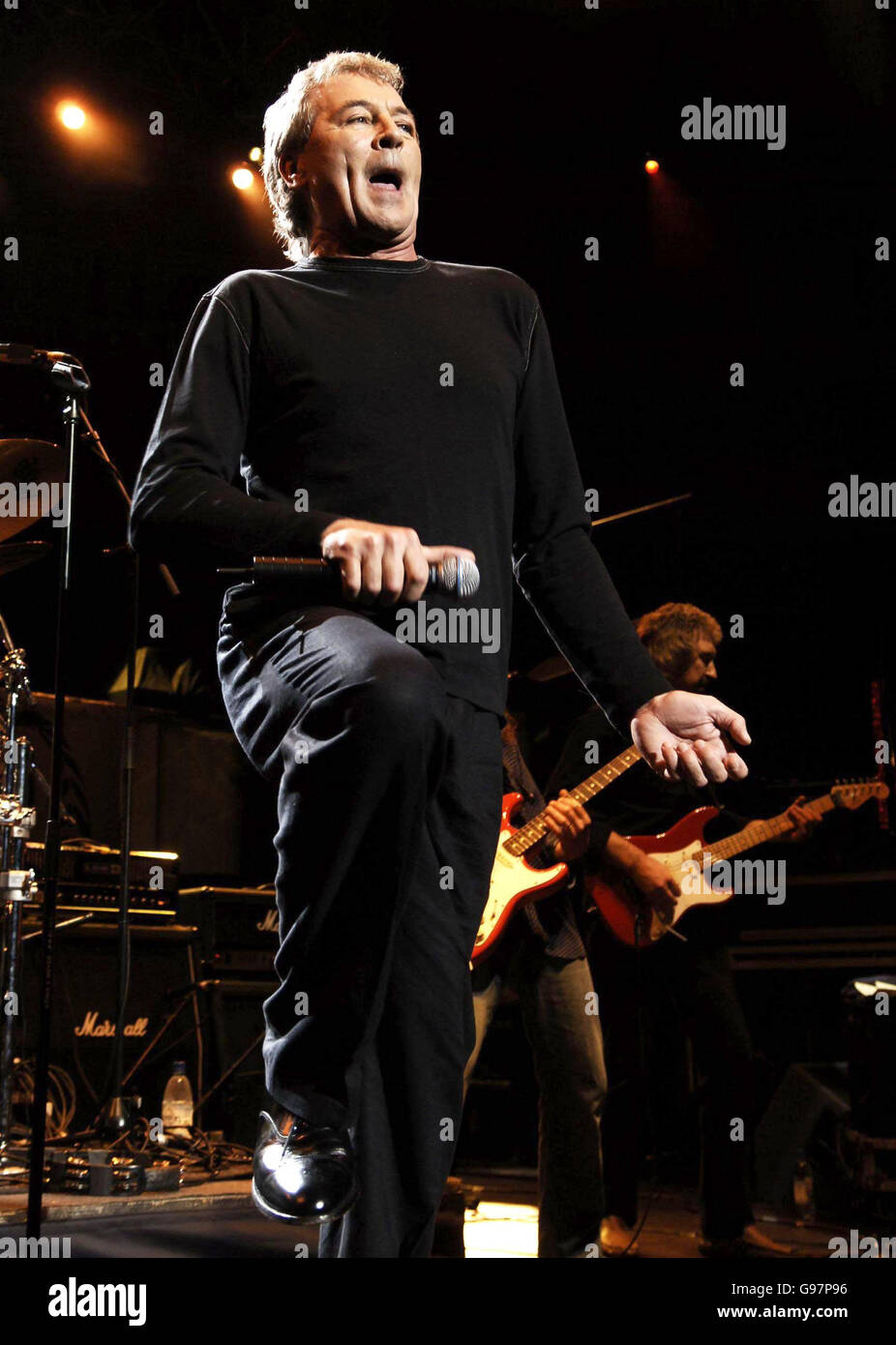 Der ehemalige Deep Purple-Sänger Ian Gillan tritt auf der Bühne während eines Benefizkonzerts in Aid of Teenage Cancer Trust, aus der Royal Albert Hall, West London, am Freitag, 31. März 2006, auf. Der Abend diente auch als Tribut an den verstorbenen DJ Tommy Vance. DRÜCKEN SIE VERBANDSFOTO. Der Bildnachweis sollte lauten: Yui Mok/PA Stockfoto