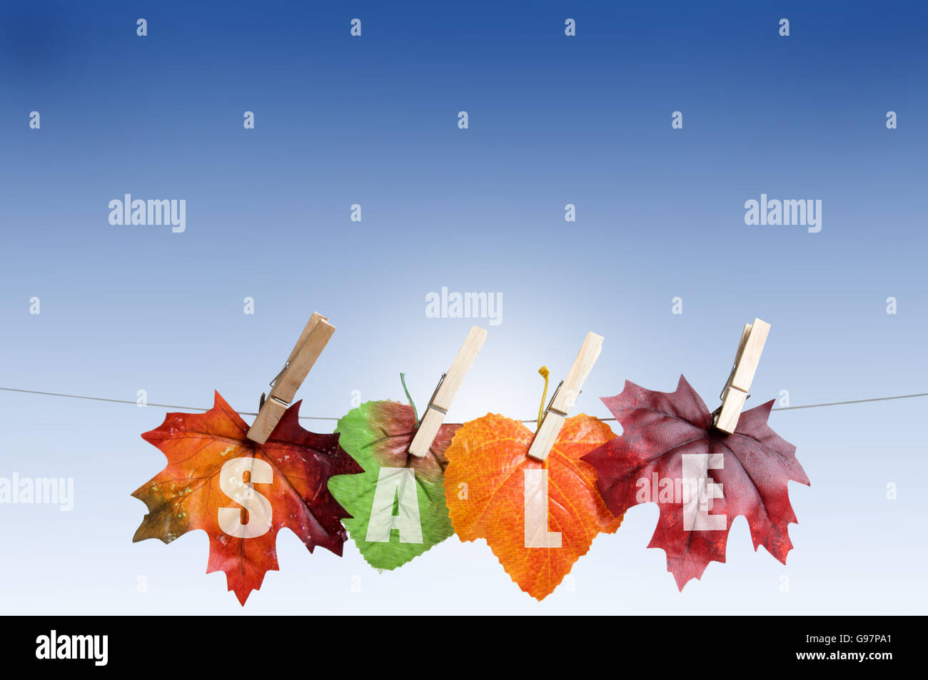 Verkauf Herbstlaub hängen auf einer Wäscheleine mit Hintergrund Stockfoto