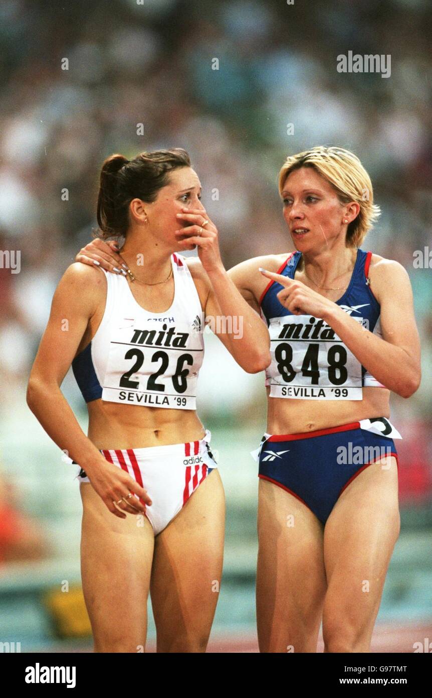 L-R; die tschechische Ludmila Formanova weiß nicht, dass sie das 800-m-Rennen der Frauen mit der russischen Bronzemedaillengewinnerin Svetlana Masterkova gewonnen hat Stockfoto