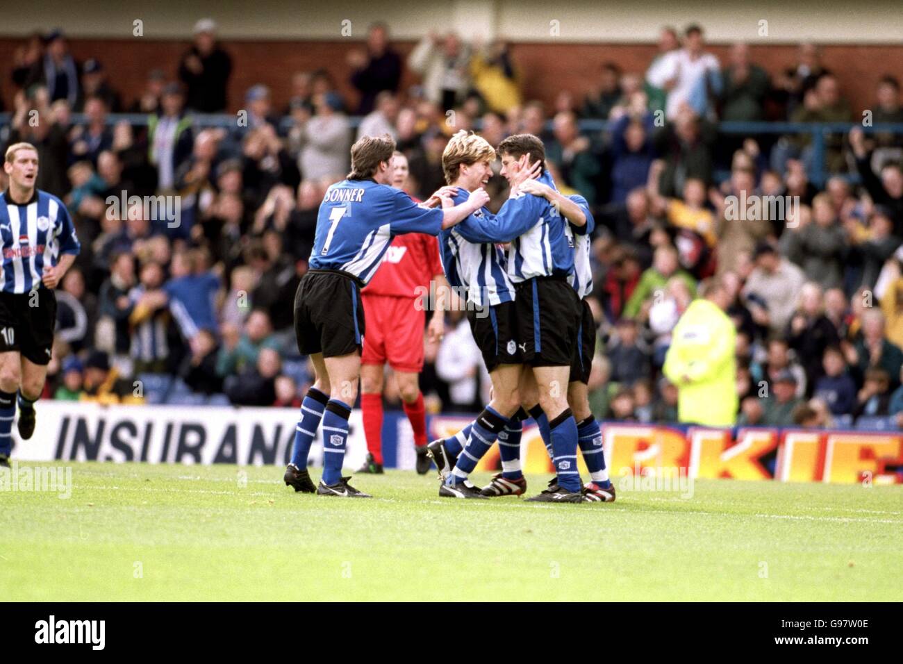 Danny Sonner (L) und Petter Rudi (C) von Sheffield Wednesday helfen Wim Jonk (R), sein Ziel zu feiern. Stockfoto