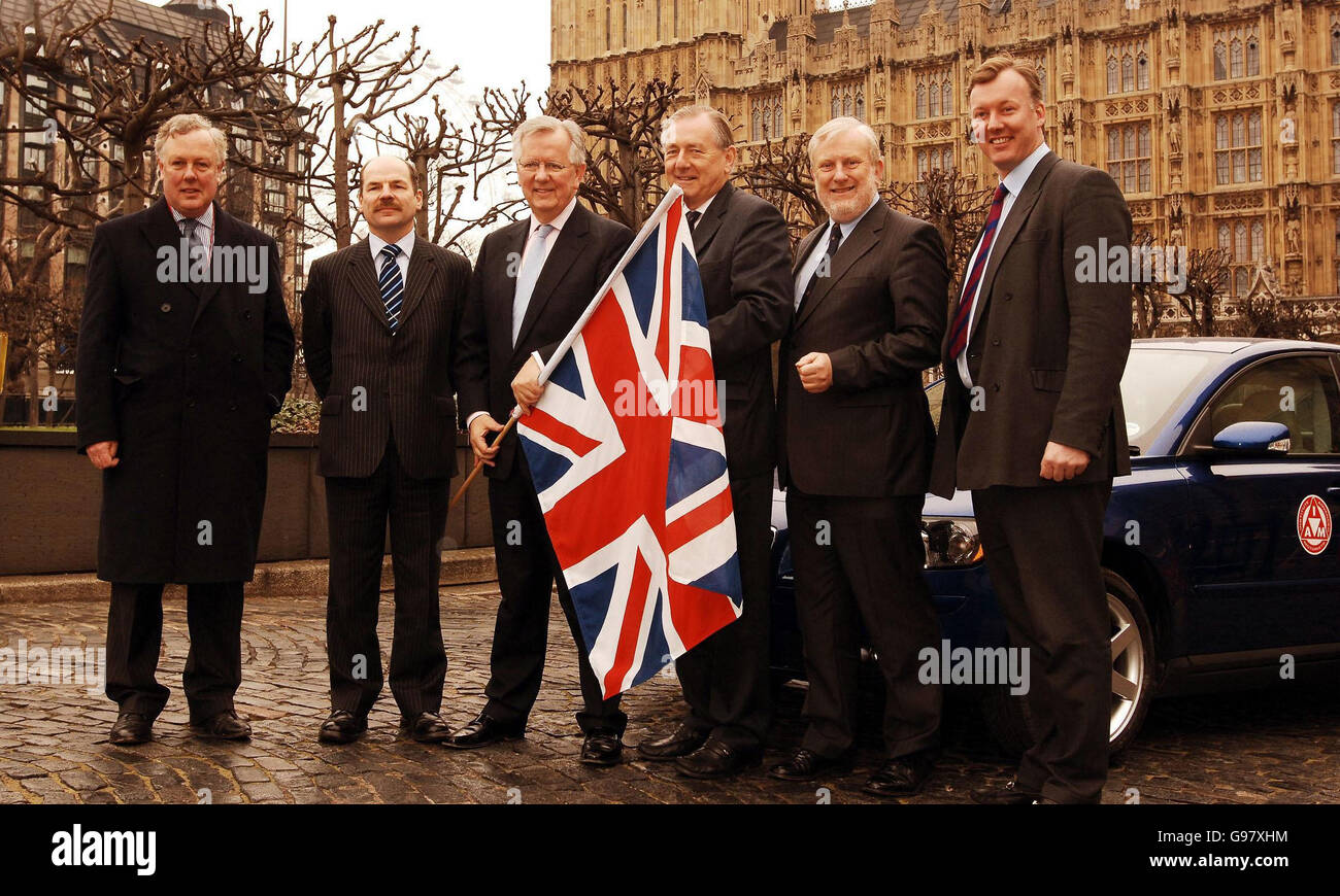 Ein Team des Unterhauses und der Oberhausherren steht am Dienstag, den 7. März 2006, vor dem Parlament in London, um zu sehen, wer die besseren Fahrer sind, in einem Wettbewerb, der vom Institut für fortgeschrittene Autofahrer organisiert wird. Die Fahrer sind (l-r) Lord Brabazon, Earl Attlee, Steven Norris (der Starter), Peter Bottomley MP, Andrew Miller MP und Bill Wiggin MP, die alle einen Tag unter verschiedenen Bedingungen gefahren sind, einen Theorietest absolviert haben und auch eine Sitzung auf dem Schlittschuhpan der Metropolitian Police College in Hendon. DRÜCKEN SIE VERBANDSFOTO. Das Foto sollte lauten: John Stillwell/PA Stockfoto