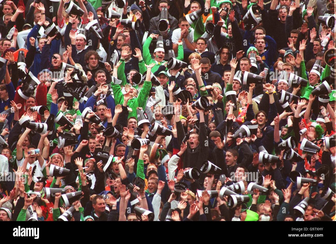 Irland-Fans schließen sich dem Versuch an, die Welt zu brechen Rekord für das lauteste Brüllen je bei einem Rugby-Spiel Stockfoto