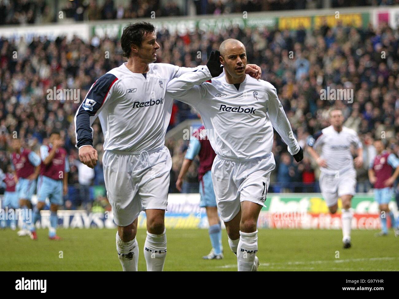 (L-R) Gary Speed von Bolton Wanderers feiert das Tor von SteliosGiannakopoulos Stockfoto