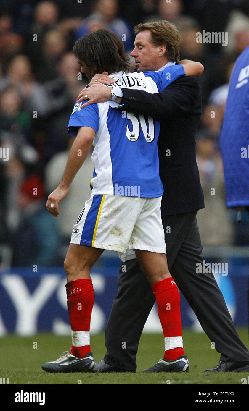 Fußball - FA Barclays Premiership - Portsmouth / Manchester City - Fratton Park. Portsmouth-Manager Harry Redknapp mit zwei Torhelden Miguel Pedro Mendes Stockfoto