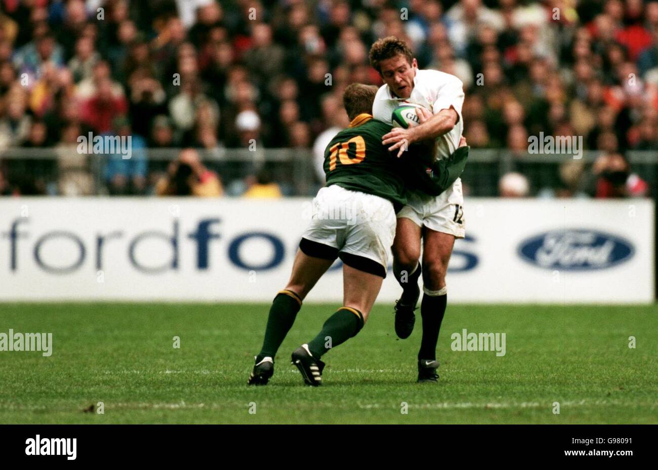 Rugby Union - Rugby-Weltmeisterschaft 99 - Viertelfinale - Südafrika gegen England. Der englische Phil de Glanville (rechts) wird von der südafrikanischen Jannie de Beer (links) getroffen Stockfoto