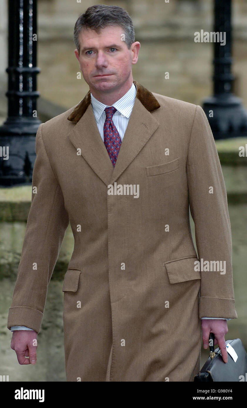 Oberst Thomas A Beckett, der erste Zeuge und Kommandant von sechs Red Caps, der am 24 2003. Juni in der Stadt Al Majar Al Kabir bei Basra starb, verlässt Oxford Old Assizes am Dienstag, den 14 2006. März. Oberst Beckett wurde herausgefordert, dass die Royal Military Police, die starb, als sie am 24 2003. Juni in die Al Majar Al Kabir Polizeistation einzog, eine "unmögliche und undurchführbare Aufgabe" gestellt wurde. DRÜCKEN SIE VERBANDSFOTO. Bildnachweis sollte lauten: Chris Radburn/PA Stockfoto