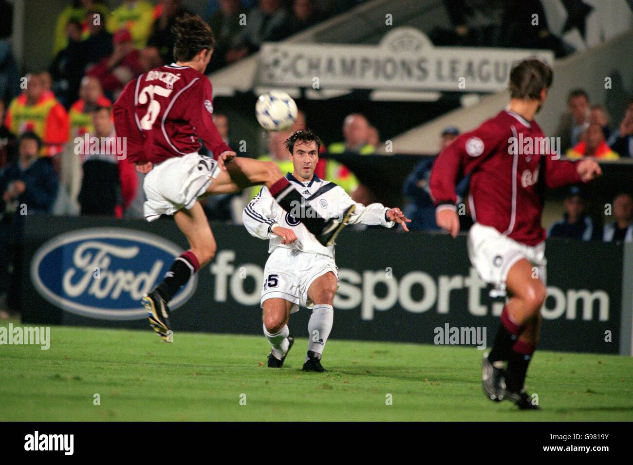 Tomas Rosicky (links) von Sparta Prag versucht, ein Kreuz zu blockieren Von Bordeaux's Corentin Martins (Zentrum) Stockfoto