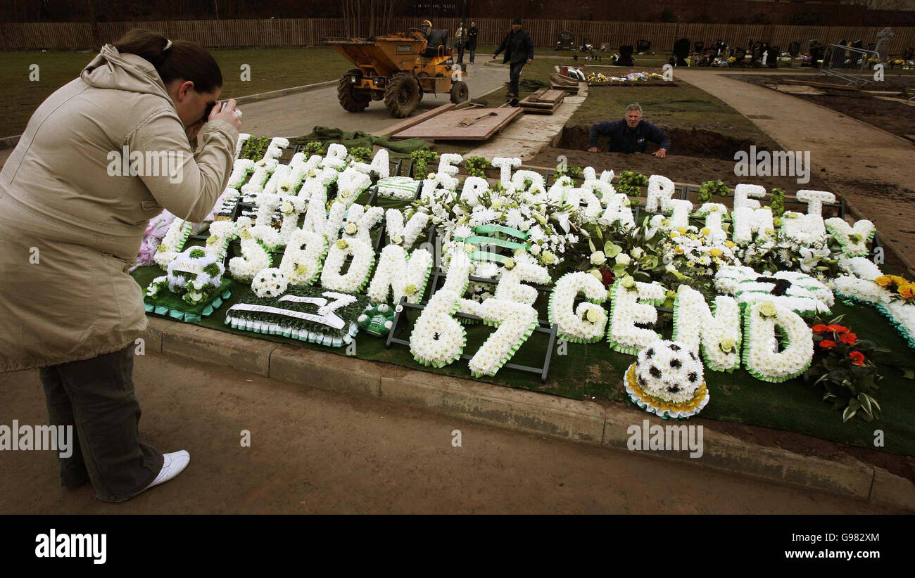 Das Grab der keltischen Legende Jimmy Johnstone ist bedeckt mit Blumengebeten von Familie, den Lisbon Lions und Rod Stewart auf dem Bothwell Park Cemetery am Tag nach seiner Beerdigung, am Samstag, dem 18. März 2006. DRÜCKEN SIE VERBANDSFOTO. Das Foto sollte lauten: Andrew Milligan/PA. Stockfoto