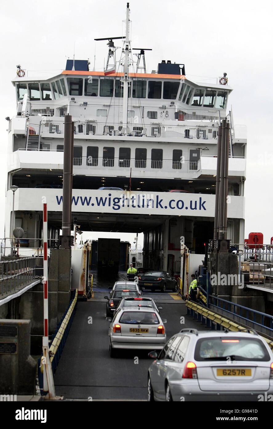 Ein Foto des Autos fahren auf die Wightlink Fähre an Fishbourne, der Isle Of Wight, nach Portsmouth, Dienstag, 21. Februar 2006. PRESSEVERBAND Foto. Bildnachweis sollte lauten: Andrew Parsons/PA Stockfoto