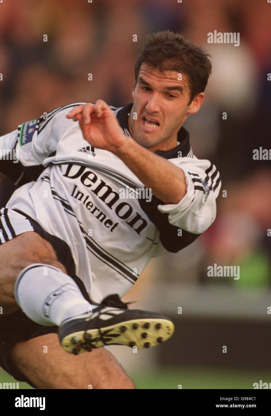 Fußball - Nationwide League Division One - Fulham gegen Barnsley. Fulhams Karl-Heinz Riedle erzielt das einzige Tor des Spiels Stockfoto