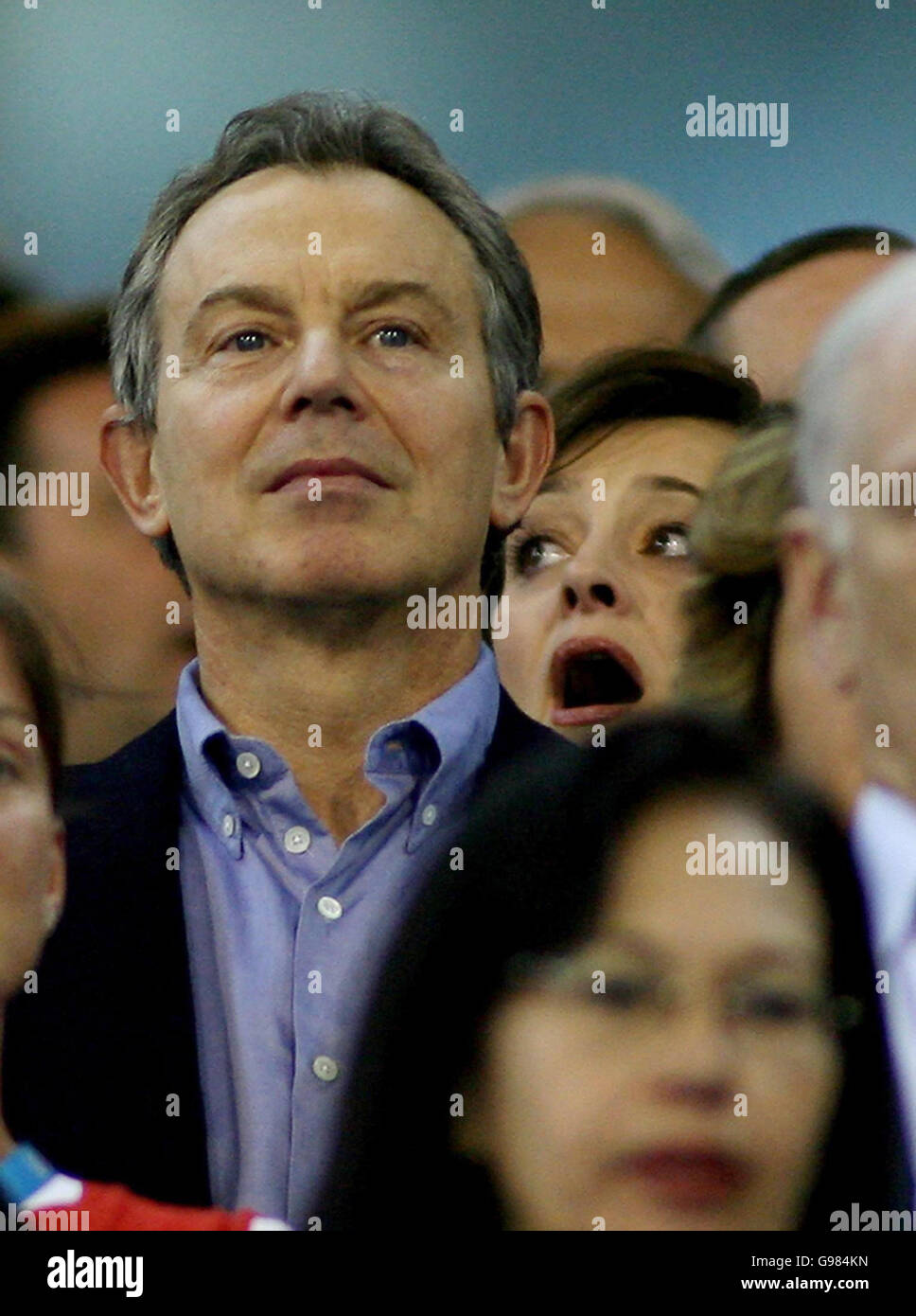 Der britische Premierminister Tony Blair und seine Frau Cherie stehen für die Nationalhymne während der dreifachen Sprungmedaillenzeremonie auf dem Melbourne Cricket Ground am vorletzten Tag der Commonwealth Games, Samstag, den 25. März 2006. Blair und seine Frau Cherie sind heute nach einem Rekordflug über die Welt in Australien gelandet. Ihr gecharterter British Airways 777 Jet verzeichnete den längsten Non-Stop-Passagierflug aller Flugzeuge, der 18 Stunden und 55 Minuten dauerte, um die 9,200 Seemeilen-Reise von Brüssel nach Australien zu machen. Siehe PA Geschichte POLITIK Blair. DRÜCKEN SIE VERBANDSFOTO. Foto Stockfoto