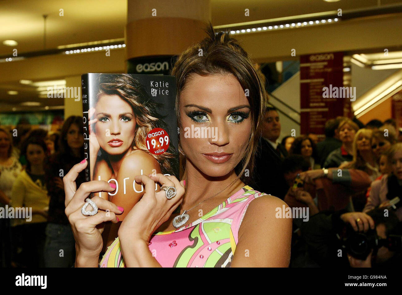 Katie Price, alias Jordan, im Easons Bookstore in O' Connell Street, Dublin, um Kopien ihres Buches Jordan - A Whole New World zu unterzeichnen, Samstag, 25. März 2006. DRÜCKEN SIE VERBANDSFOTO. Das Foto sollte lauten: Julien Behal/PA Stockfoto