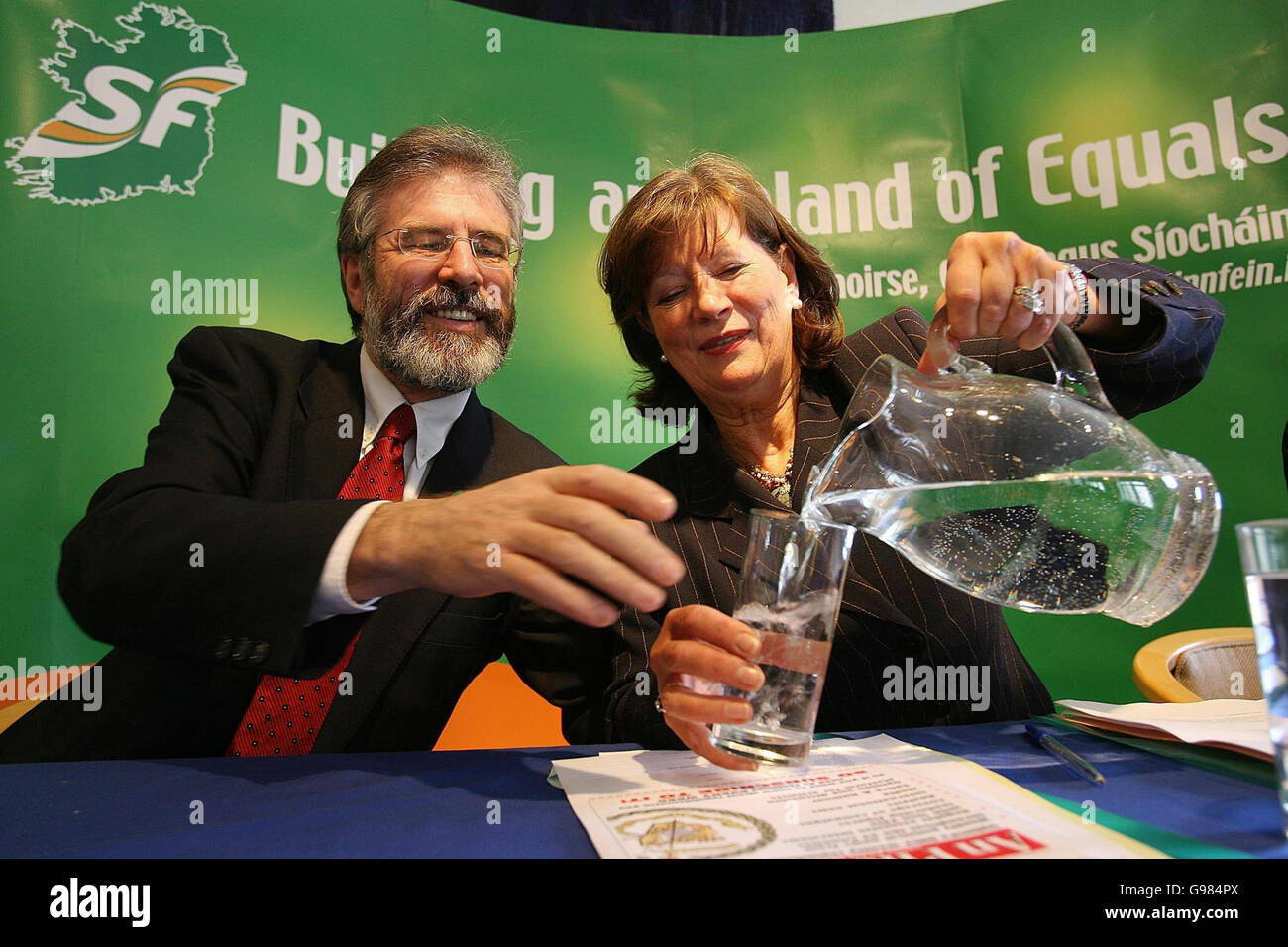 Gerry Adams bekommt ein Getränk von Anne Brolly auf Sinn Fein's National elected Representatives Forum in Dublin's Writers' Museum Samstag, 25. März 2006. Der Parteivorsitzenden Adams sagte dem Forum, dass die britische und die irische Regierung keine Vorschläge für eine Schattenversammlung in ihrem Plan für eine Dezentralisierung in Nordirland umpacken dürfen. Siehe PA Geschichte IRISH SinnFein. DRÜCKEN Sie VERBANDSFOTO. Bildnachweis sollte lauten: Julien Behal/PA Stockfoto