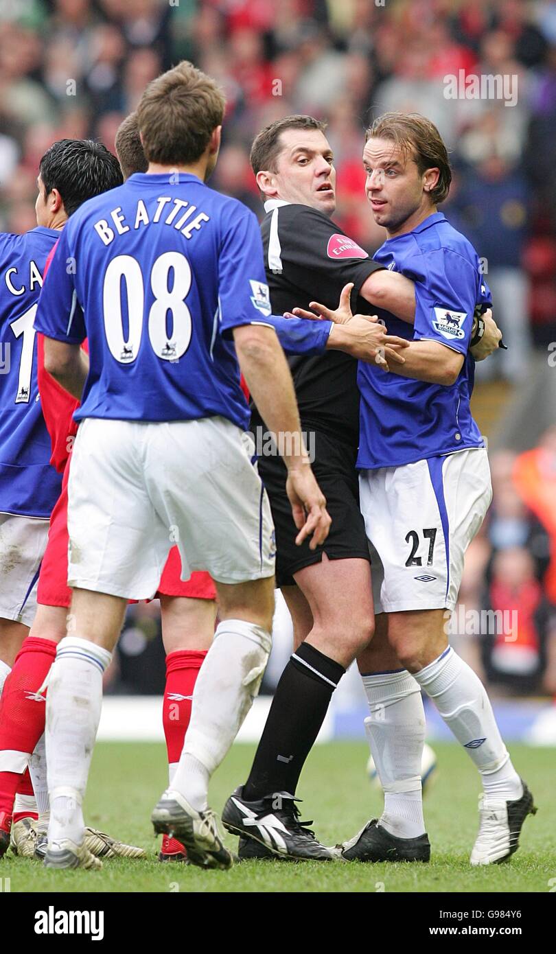Evertons Andy Van der Meyde wird vom Schiedsrichter zurückgehalten Phil Dowd, nachdem er für einen hohen Arm bestraft wurde Für die er abgesandt wurde Stockfoto