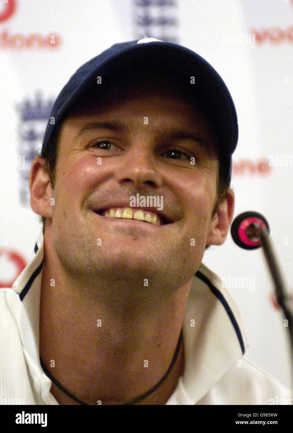 Der englische Schlagmann Andrew Strauss spricht mit den Medien während einer Pressekonferenz im Team Hotel, Delhi, Indien, Sonntag, 26. März 2006. England spielt Indien in der ersten von sieben One Day Internationals am Dienstag. Siehe PA Geschichte CRICKET England. DRÜCKEN SIE VERBANDSFOTO. Bildnachweis sollte lauten: Rebecca Naden/PA. Stockfoto