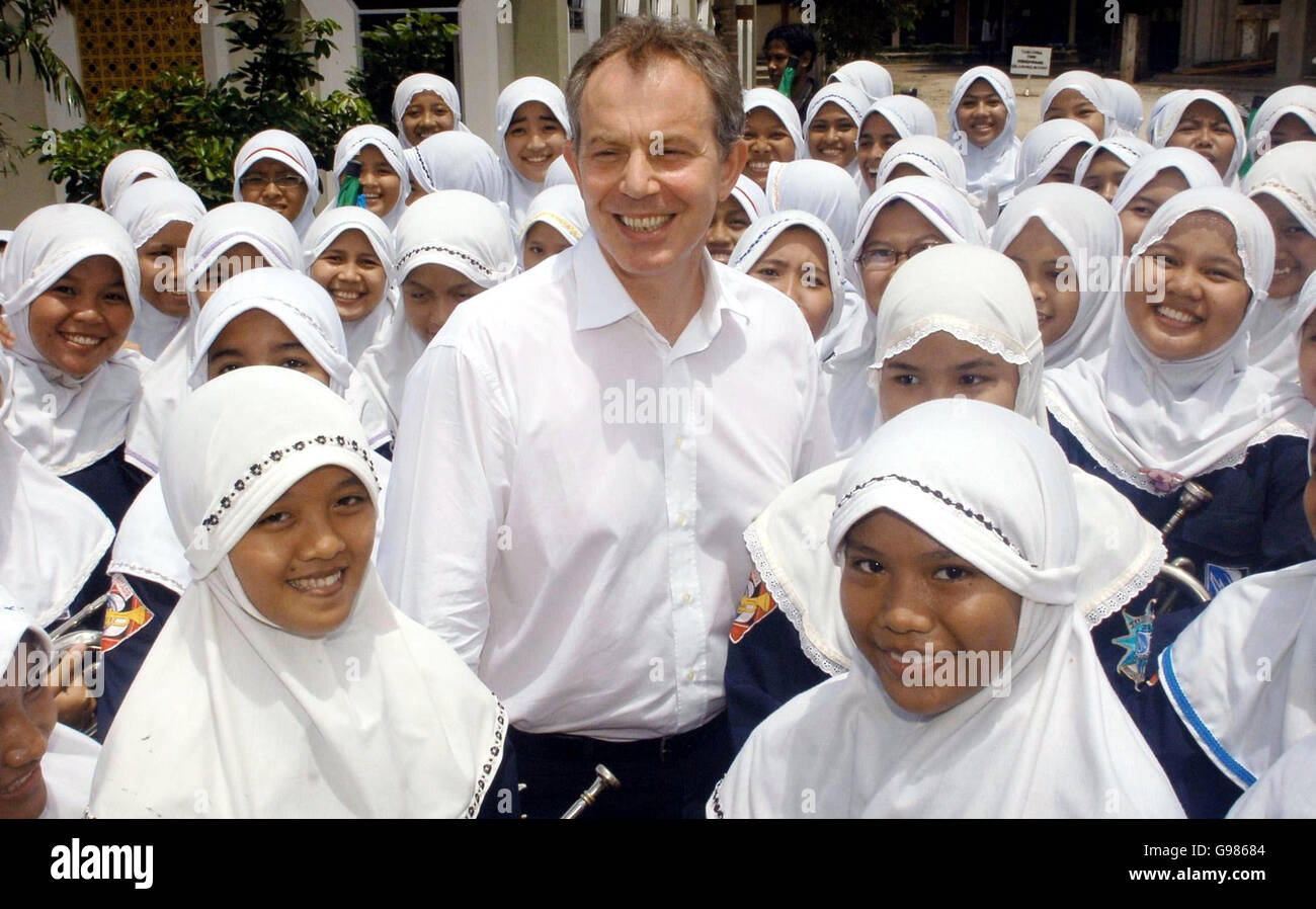 Der britische Premierminister Tony Blair trifft Schüler im Pondok Pesantren Darunnajah, einem islamischen Internat in Jakarta, am Donnerstag, den 30. März 2006. Blair hat heute zugesagt, bei der Terrorismusbekämpfung enger mit dem größten muslimischen Land der Welt zusammenzuarbeiten, aber die muslimischen Führer Indonesiens sagten ihm, dass seine Politik Extremismus besäte. Herr Blair, begleitet von seiner Frau Cherie, ist gestern Abend in der Hauptstadt Jakarta auf der letzten Etappe einer siebentägigen diplomatischen Marathonmission niedergegangen. Siehe PA Geschichte POLITIK Blair. DRÜCKEN Sie VERBANDSFOTO. Bildnachweis sollte lauten: Stefan Rousseau/PA. Stockfoto