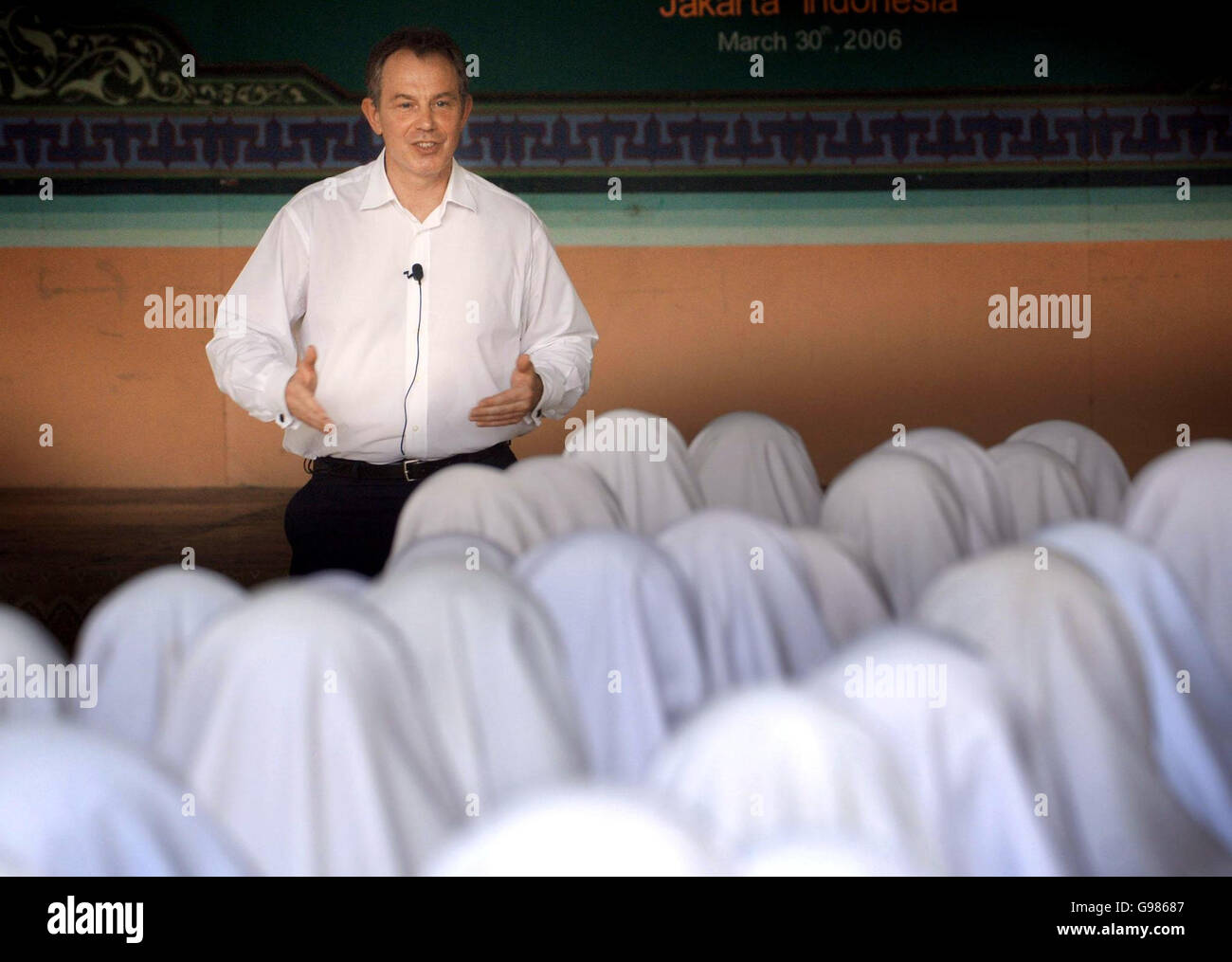 Der britische Premierminister Tony Blair beantwortet die Fragen der Schüler in Pondok Pesantren Darunnajah, einem islamischen Internat in Jakarta, am Donnerstag, den 30. März 2006. Blair hat heute zugesagt, bei der Terrorismusbekämpfung enger mit dem größten muslimischen Land der Welt zusammenzuarbeiten, aber die muslimischen Führer Indonesiens sagten ihm, dass seine Politik Extremismus besäte. Herr Blair, begleitet von seiner Frau Cherie, ist gestern Abend in der Hauptstadt Jakarta auf der letzten Etappe einer siebentägigen diplomatischen Marathonmission niedergegangen. Siehe PA Geschichte POLITIK Blair. DRÜCKEN Sie VERBANDSFOTO. Bildnachweis sollte lauten: Stefan Rousseau/PA. Stockfoto