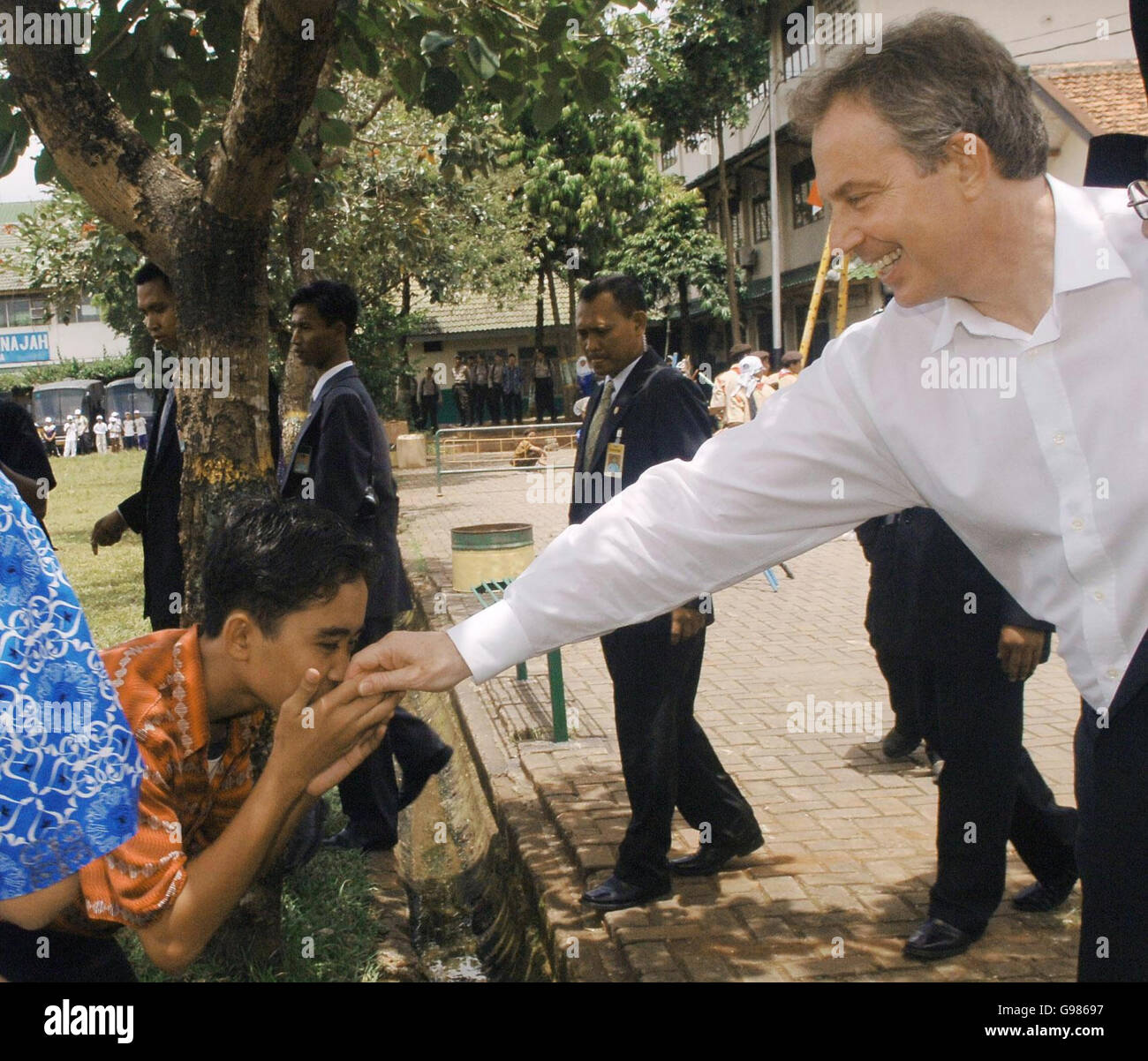 Der britische Premierminister Tony Blair trifft Schüler im Pondok Pesantren Darunnajah, einem islamischen Internat in Jakarta, am Donnerstag, den 30. März 2006. Blair hat heute zugesagt, bei der Terrorismusbekämpfung enger mit dem größten muslimischen Land der Welt zusammenzuarbeiten, aber die muslimischen Führer Indonesiens sagten ihm, dass seine Politik Extremismus besäte. Herr Blair, begleitet von seiner Frau Cherie, ist gestern Abend in der Hauptstadt Jakarta auf der letzten Etappe einer siebentägigen diplomatischen Marathonmission niedergegangen. Siehe PA Geschichte POLITIK Blair. DRÜCKEN Sie VERBANDSFOTO. Bildnachweis sollte lauten: Stefan Rousseau/PA. Stockfoto