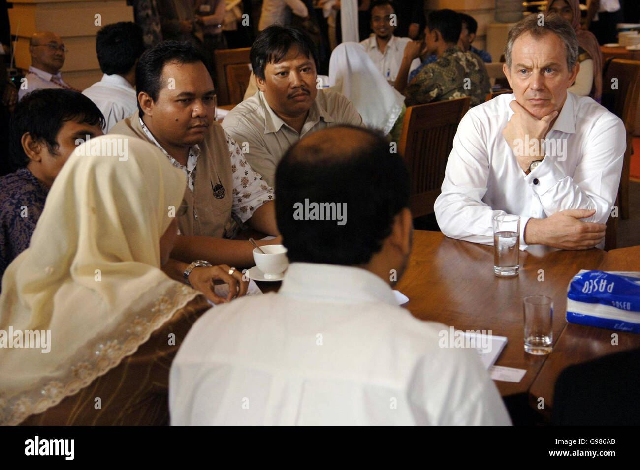Der britische Premierminister Tony Blair trifft am Donnerstag, den 30. März 2006, in der indonesischen Provinz Aceh die Witwen der Tsunami-Katastrophe und des Bürgerkrieges. Blair hat heute zugesagt, bei der Bekämpfung des Terrorismus enger mit dem größten muslimischen Land der Welt zusammenzuarbeiten, aber die muslimischen Führer Indonesiens sagten ihm, dass seine Politik Extremismus gezüchte. Herr Blair, begleitet von seiner Frau Cherie, ist gestern Abend in der Hauptstadt Jakarta auf der letzten Etappe einer siebentägigen diplomatischen Marathonmission niedergegangen. Siehe PA Geschichte POLITIK Blair. DRÜCKEN SIE VERBANDSFOTO. Bildnachweis sollte lauten: Stefan Rousseau/PA. Stockfoto