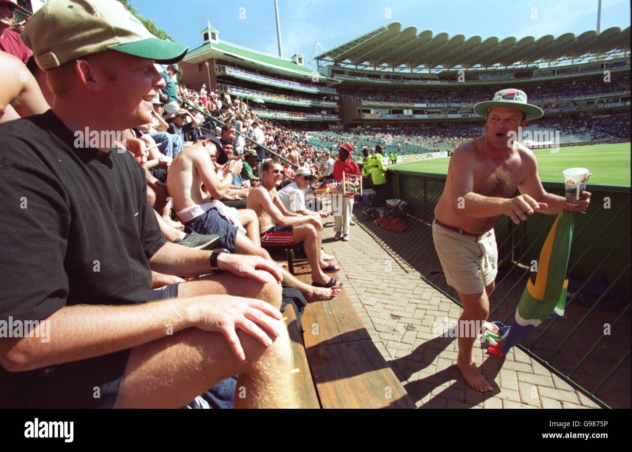 Cricket - 1. Test -Wanderers Stadium-Südafrika V England. Südafrikanischer Fan gibt dem Engländer seine Version von Swing Low Sweet Chariot, At The Wanderers. Stockfoto