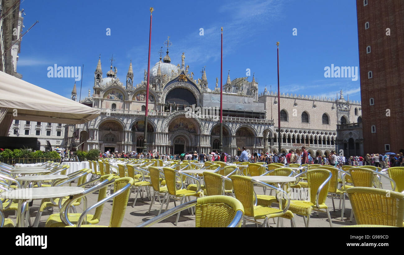 Venedig, Italien. Cafe in Markusplatz entfernt mit der Basilika auf der linken Seite neben dem Dogenpalast. Foto Tony Gale Stockfoto