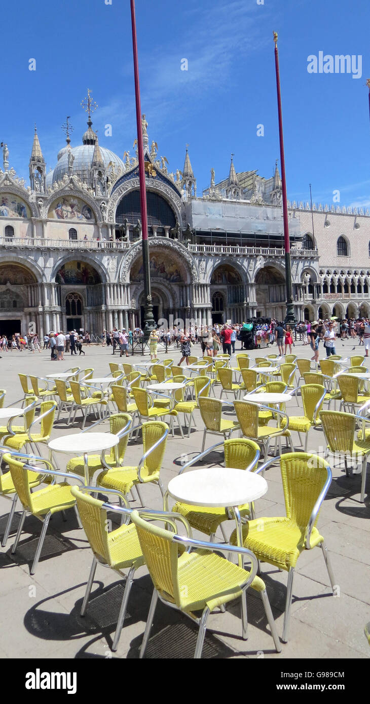 Venedig, Italien. Cafe in Markusplatz entfernt mit der Basilika auf der linken Seite neben dem Dogenpalast. Foto Tony Gale Stockfoto