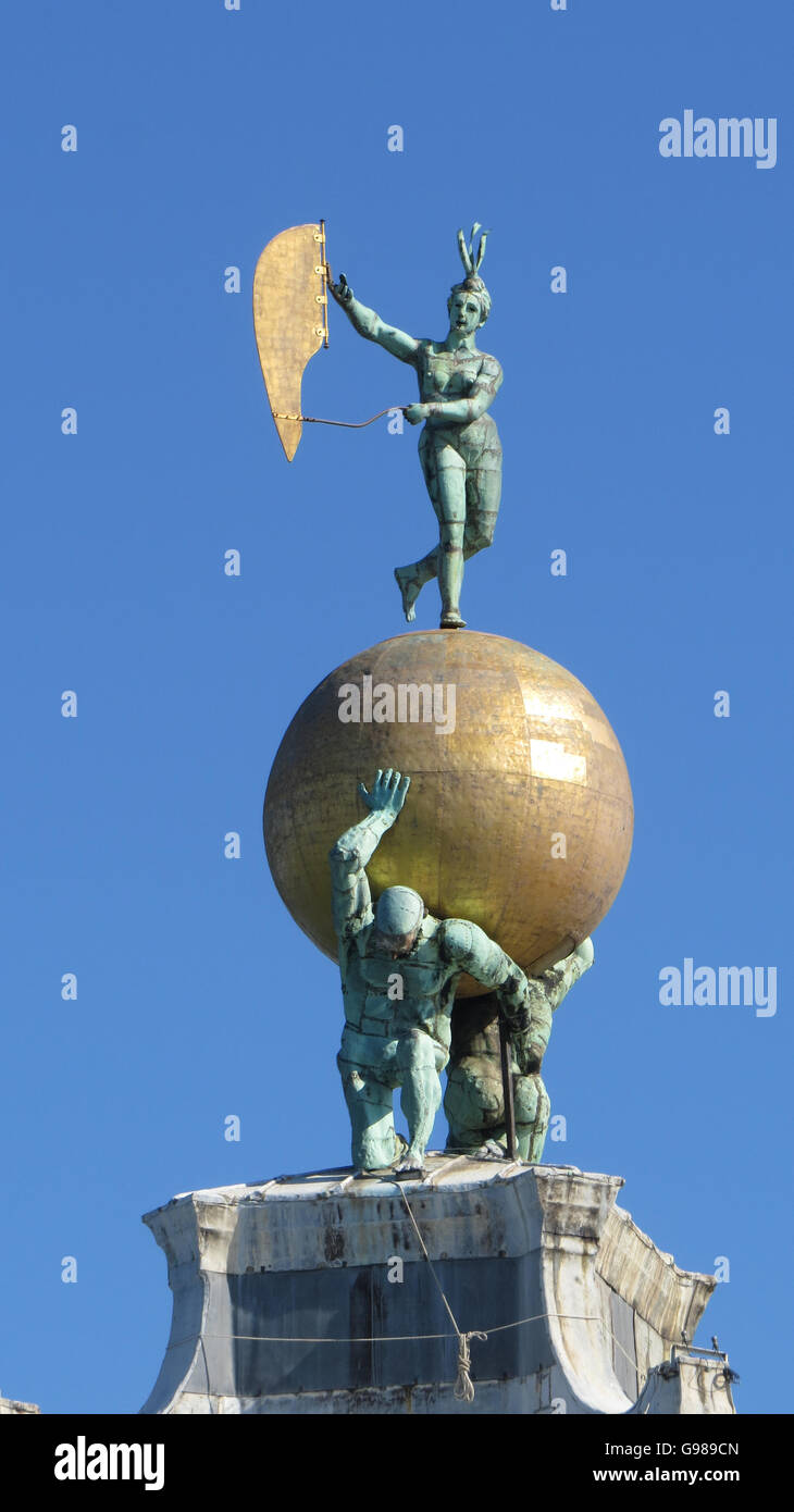 Venedig, Italien. Dogana del Mar zwei Sklaven unterstützen einen Globus und 17.Jahrhundert Wind Vane Statue des Glücks von Benoni. Foto Tony Gale Stockfoto