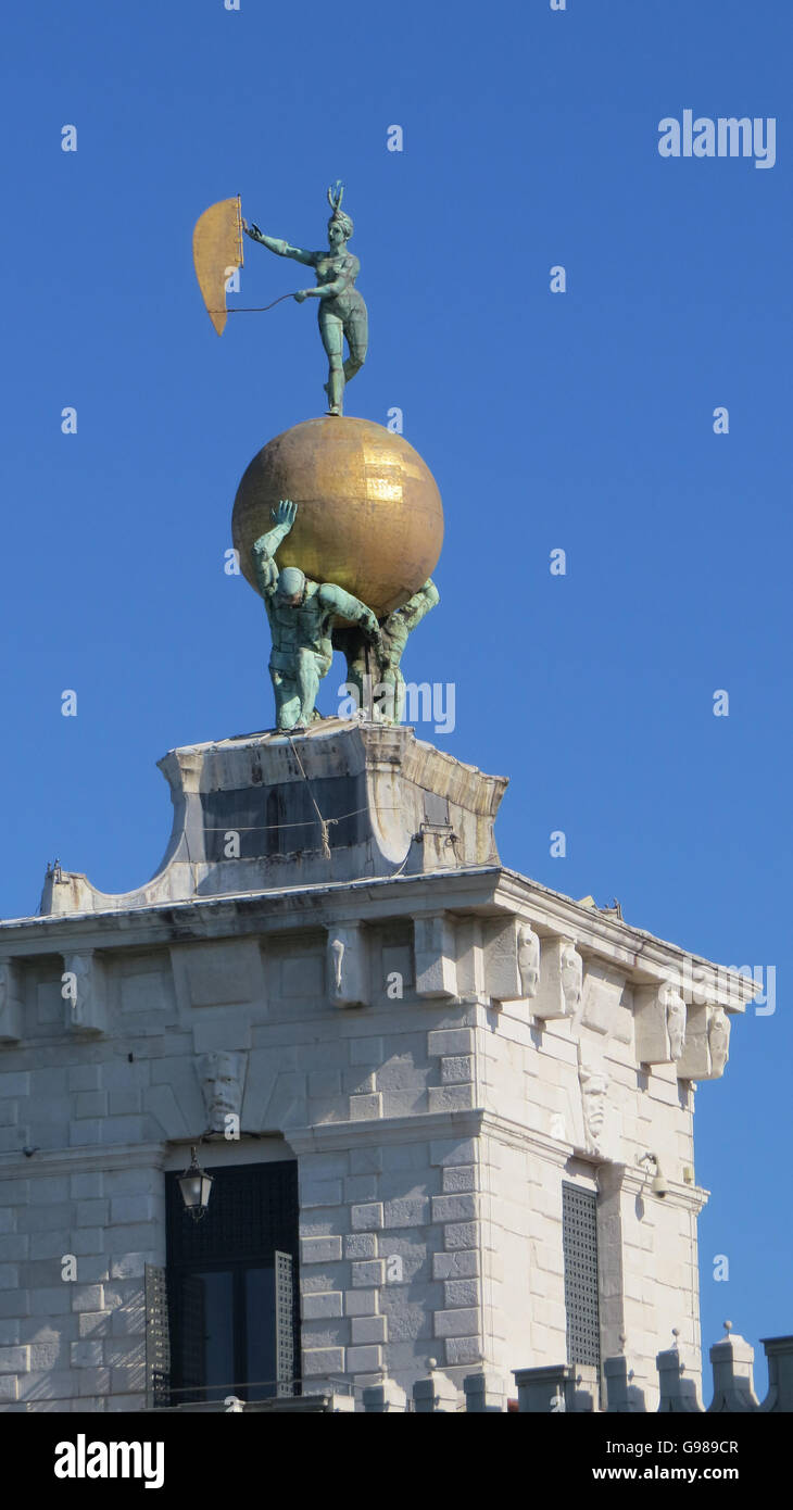 Venedig, Italien. Dogana del Mar zwei Sklaven unterstützen einen Globus und 17.Jahrhundert Wind Vane Statue des Glücks von Benoni. Foto Tony Gale Stockfoto