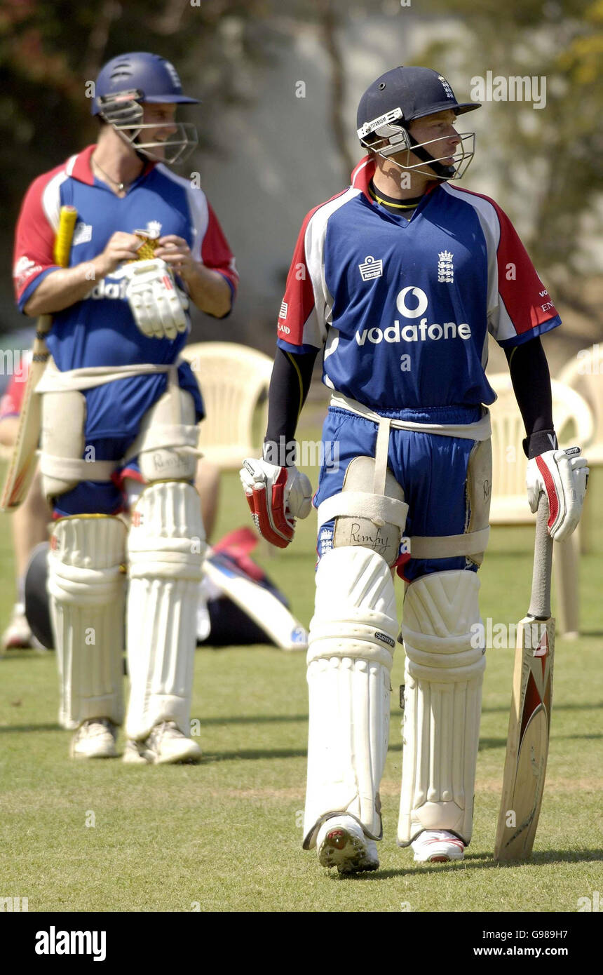 Englands Ian Bell (R) und Andrew Strauss bereiten sich darauf vor, im PCA Stadium, Mohail, Indien, am Mittwoch, den 8. März 2006, in die Netze zu schlagen. England spielt morgen im zweiten Testspiel Indien. Siehe PA Geschichte CRICKET England. DRÜCKEN SIE VERBANDSFOTO. Bildnachweis sollte lauten: Rebecca Naden/PA. Stockfoto