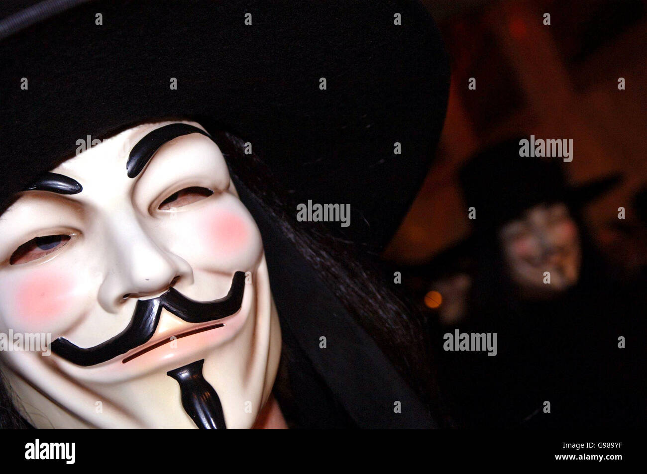 Atmosphäre bei der britischen Filmpremiere von "V for Vendetta", am Empire Leicester Square, im Zentrum von London, Mittwoch, 8. März 2006. DRÜCKEN SIE VERBANDSFOTO. Bildnachweis sollte lauten: Steve Parsons/PA Stockfoto