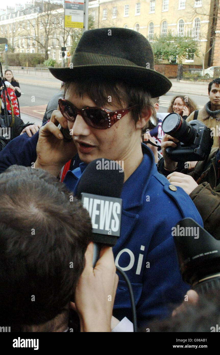 Pete Doherty trifft am Donnerstag, dem 9 2006. März, beim Amtsgericht von Thames ein, wo er erneut wegen Drogenbesitzes angeklagt wird. Scotland Yard sagte, Rockstar Doherty, 26, aus Bethnal Green, Ost-London, werde wegen des Besitzes kontrollierter Drogen in sieben Fällen angeklagt. Er wird beschuldigt, am 18. Dezember letzten Jahres in Riverside Close im Osten Londons 0,406 g Heroin, 0,776 g Crack-Kokain, 0,332 g Cannabisharz und 5,94 g Cannabis zu haben. Siehe PA Geschichte COURTS Doherty. DRÜCKEN SIE VERBANDSFOTO. Photo Credit sollte lauten: Steve Parsons/PA. Stockfoto