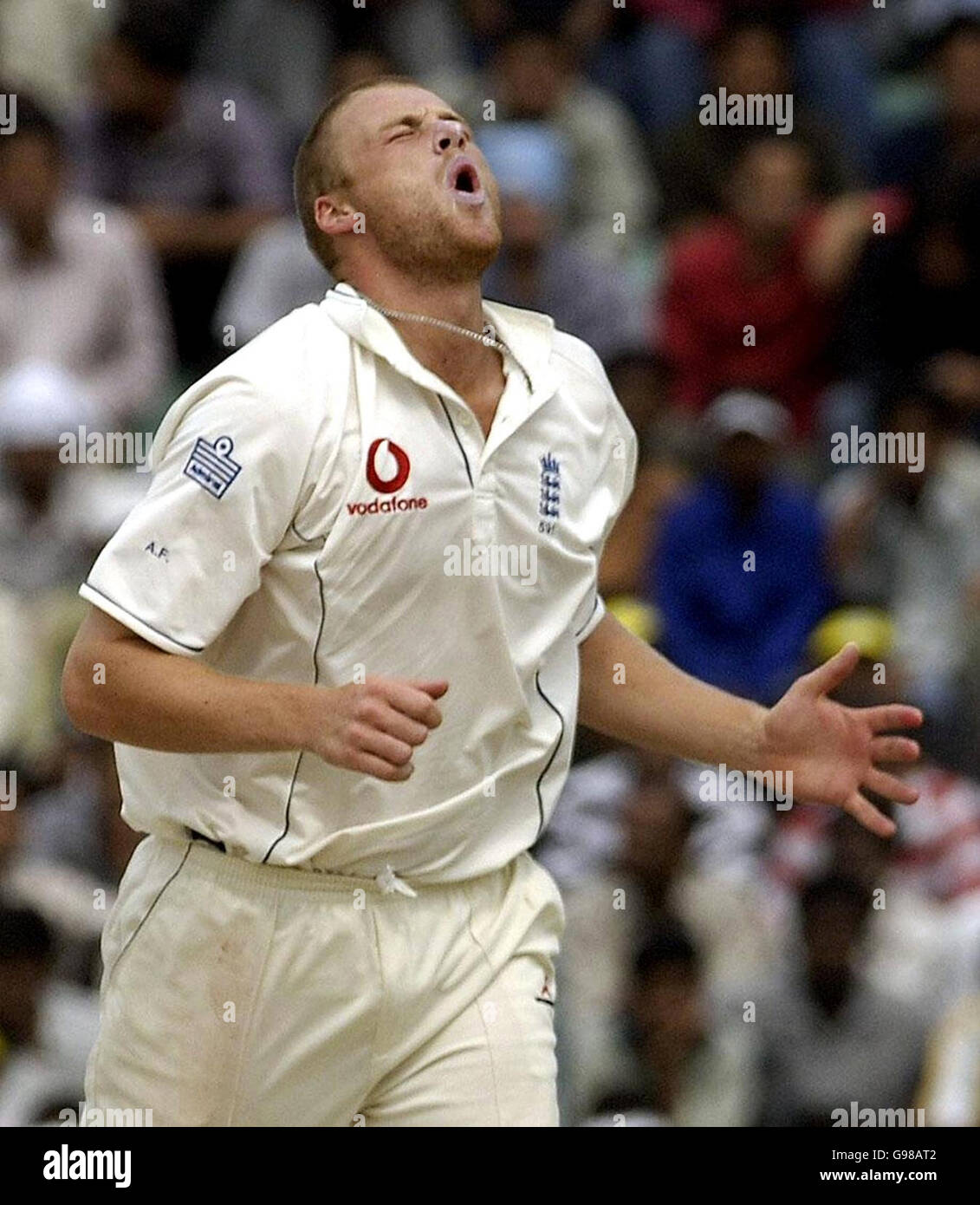 Der englische Kapitän Andrew Flintoff reagiert nach dem Bowling auf den indischen Kapitän Rahul Dravid am fünften Tag des zweiten Testspieles im PCA Stadium, Mohali, Indien, Montag, 13. März 2006. Indien gewann mit neun Wickets. Siehe PA Geschichte CRICKET England. DRÜCKEN SIE VERBANDSFOTO. Bildnachweis sollte lauten: Rebecca Naden/PA. Stockfoto