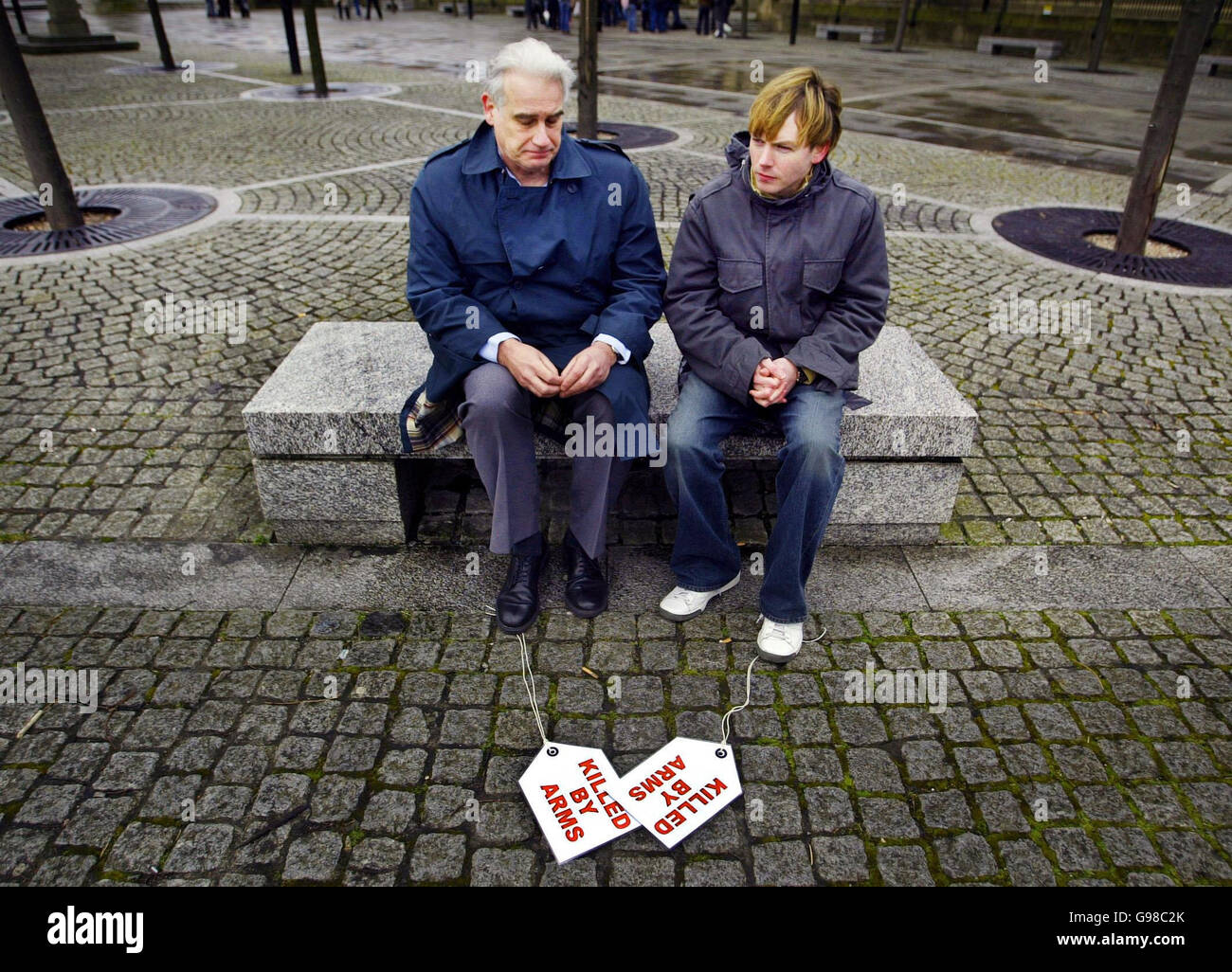 Mick North (links) und David Grimason, deren Kinder von Schützen getötet wurden, in der Kathedrale von Glasgow, um den Beginn eines 100-tägigen Countdowns zur UN-Konferenz über Kleinwaffen am Donnerstag, den 16 2006. März, zu markieren. Siehe PA Story POLITICS Guns. DRÜCKEN Sie VERBANDSFOTO. Bildnachweis sollte lauten: David Cheskin/PA Stockfoto