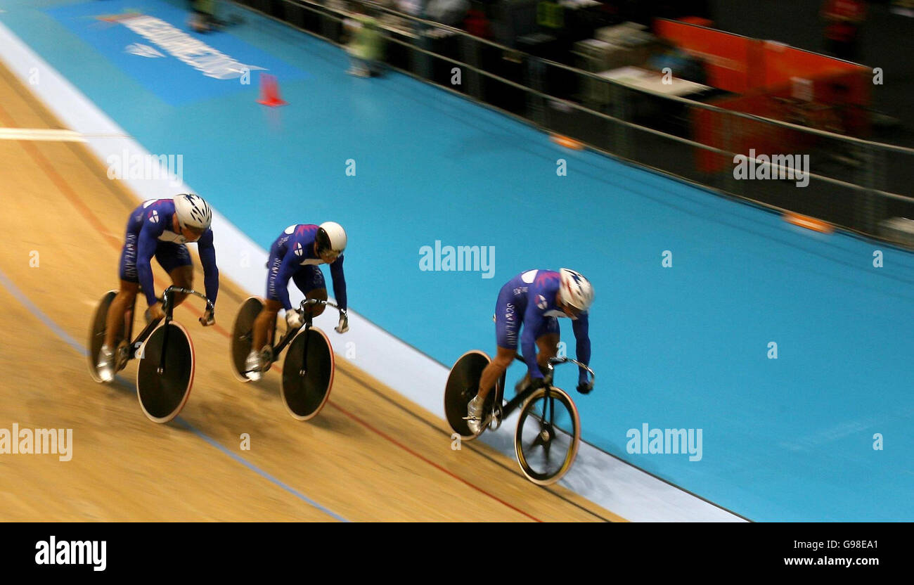 Das schottische Team schließt sich während des Mannschaftssprints der Herren am Mehrzweckort Melbourne Park, Melbourne, am Sonntag, den 19. März 2006 während der 18. Commonwealth Games in Melbourne, Australien, am Samstag, den 18. März 2006 ab. DRÜCKEN Sie VERBANDSFOTO. Bildnachweis sollte lauten: Gareth Copley/PA. Stockfoto