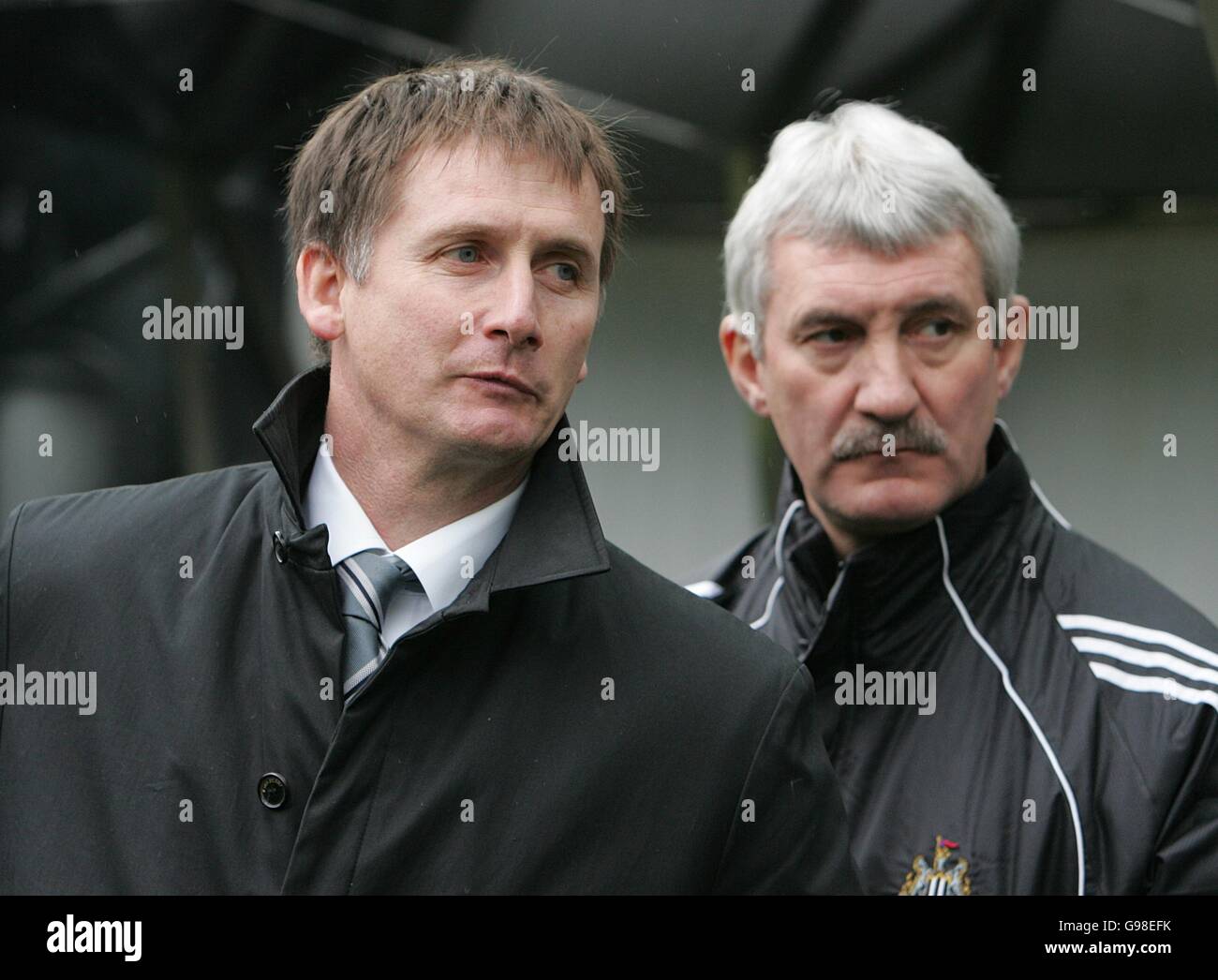 (L-R) Glenn Roeder, Manager des Betreuers von Newcastle United, und Terry Mcdermot, Coach Stockfoto