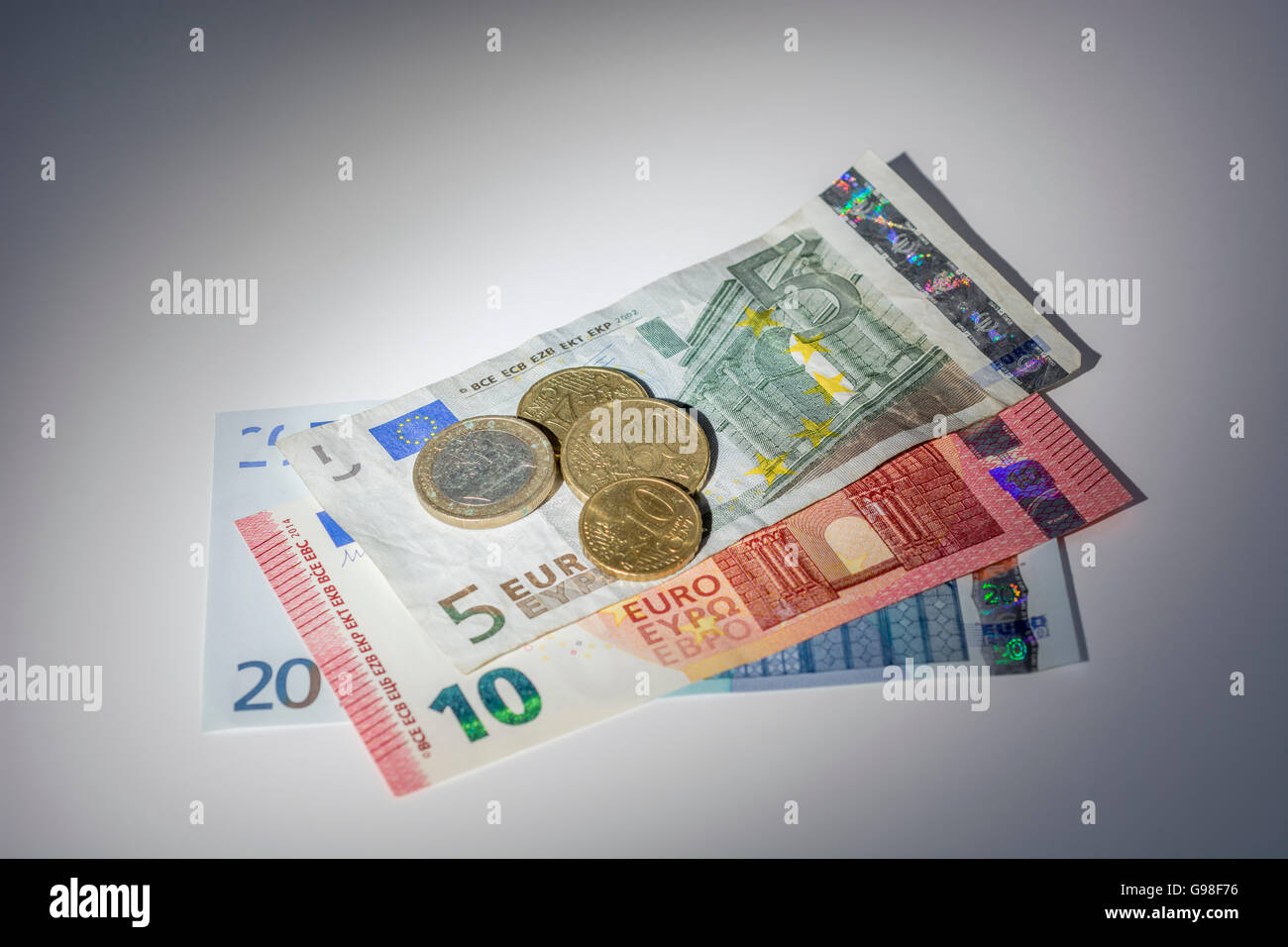 Konzept der Euro-Zone, Währungsunion, Binnenmarkt, vertreten durch einige Euro-Banknoten und Münzen. Stockfoto