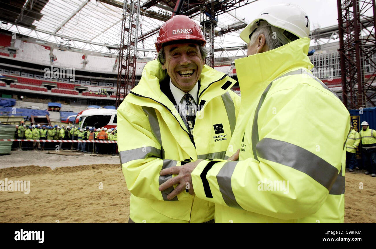 Gordon Banks MBE begrüßt den Ex-Fußballspieler für Deutschland Hans Tilkowski am Dienstag, den 21. März 2006 im Wembley-Stadion. Sieben der 1966 in England siegreichen WM-Teams sind an den Schauplatz ihres Sieges in Wembley zurückgekehrt - zusammen mit 11 Mitgliedern des westdeutschen Kaders, die sie geschlagen haben, um die Trophäe zu holen. Die Veranstaltung wurde anlässlich des 40. Jahrestages der größten Leistung des englischen Fußballs organisiert und mit der Vorfreude auf die Fußballweltmeisterschaft in Deutschland in diesem Sommer. Siehe PA Story SPORT England. DRÜCKEN SIE VERBANDSFOTO. Bildnachweis sollte lauten: Andrew Parsons/PA Stockfoto